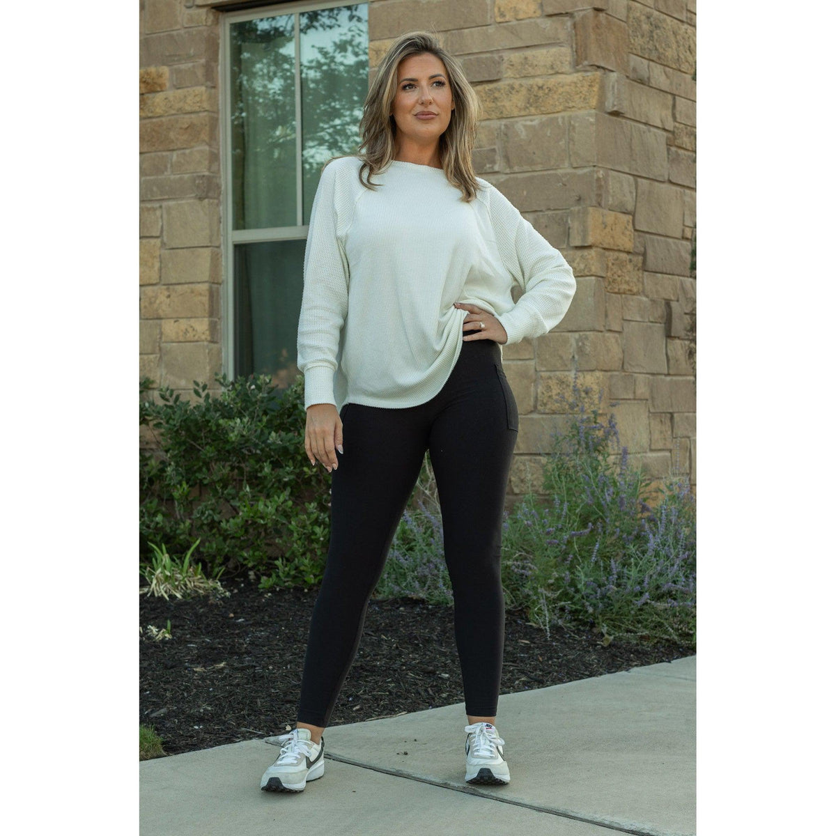 Julia Rose The Lilla black fleece full-length leggings with pockets, Women wearing black fleece-lined leggings with side pockets